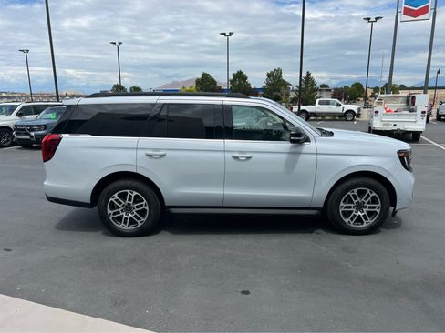 Certified 2025 Ford Expedition Active AWD/4WD image 6