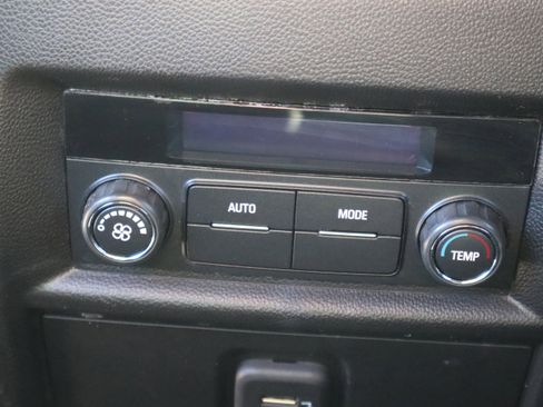 Used 2023 Chevrolet Traverse LT image 24