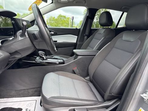Used 2025 Chevrolet Trax LT w/ LT Convenience Package FWD image 16