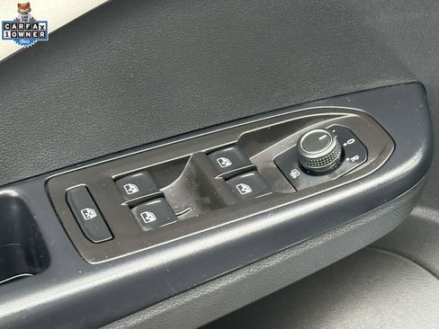 Used 2025 Volkswagen Taos SE w/ Panoramic Sunroof Package AWD/4WD image 17