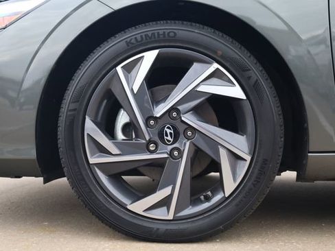 Used 2025 Hyundai Elantra Limited image 8