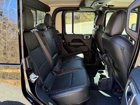 Used 2022 Jeep Gladiator Overland image 16