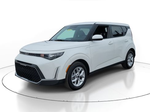 Used 2025 Kia Soul LX w/ LX Technology Package image 2