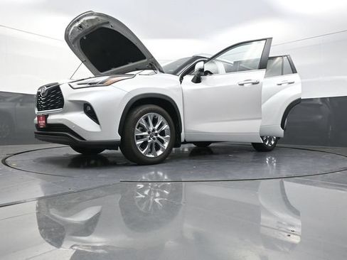 Certified 2025 Toyota Highlander Limited AWD/4WD image 42