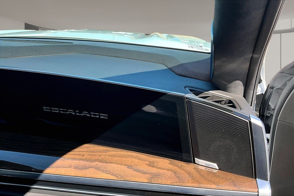 Used 2026 Cadillac Escalade Platinum Sport w/ LPO, Floor Liner Package AWD/4WD image 16