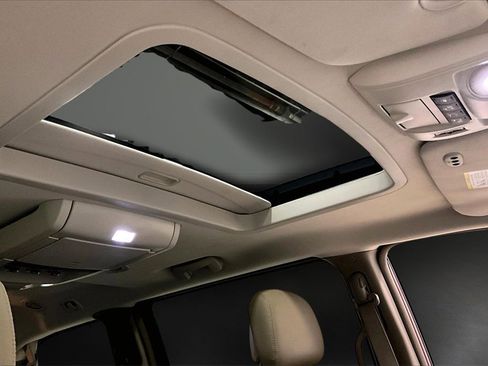 Used 2016 Chrysler Town & Country Touring-L image 28