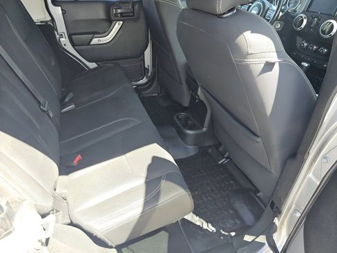Used 2018 Jeep Wrangler Unlimited Sahara AWD/4WD image 5