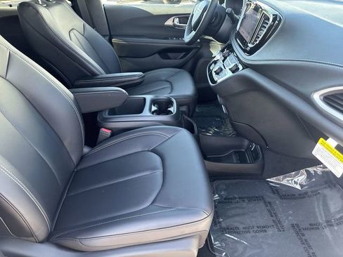New 2026 Chrysler Pacifica Select image 12