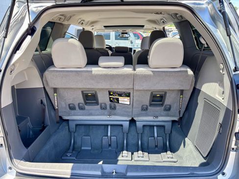 Used 2020 Toyota Sienna XLE FWD image 11