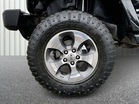 Used 2017 Jeep Wrangler Unlimited Sahara AWD/4WD image 31