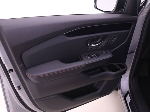 Certified 2025 Honda Pilot TrailSport image 9