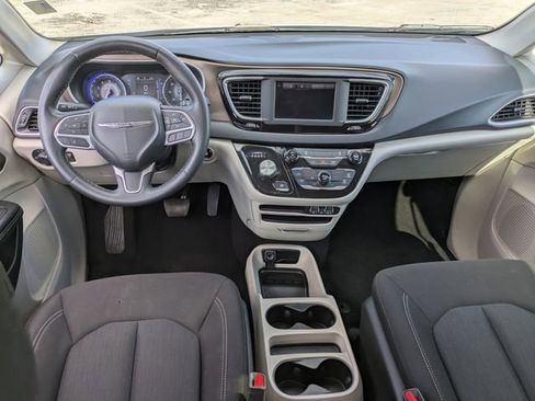 Used 2022 Chrysler Voyager LX image 17