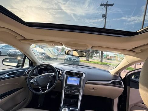 Used 2017 Ford Fusion SE w/ Fusion SE Technology Package FWD image 11