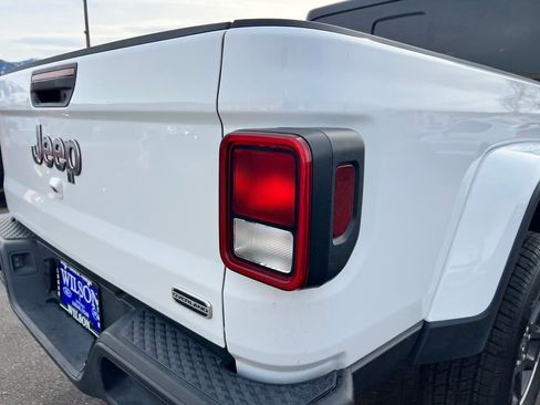 Used 2023 Jeep Gladiator Overland image 38