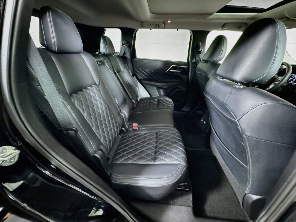 Used 2025 Mitsubishi Outlander 4WD Plug-In Hybrid image 35