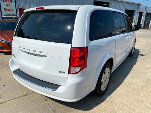 Used 2017 Dodge Grand Caravan SE image 4