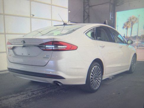Used 2018 Ford Fusion SE w/ Fusion SE Technology Package FWD image 2
