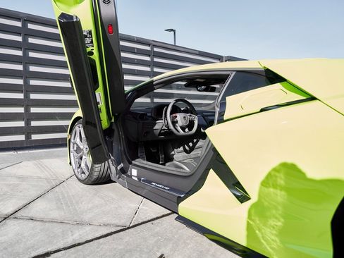 Used 2025 Lamborghini Revuelto image 36