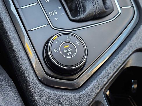 Used 2019 Volkswagen Tiguan SE w/ Panoramic Sunroof Package image 16