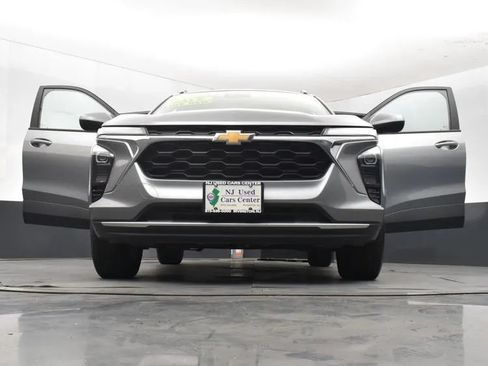 Used 2025 Chevrolet Trax LT FWD image 11