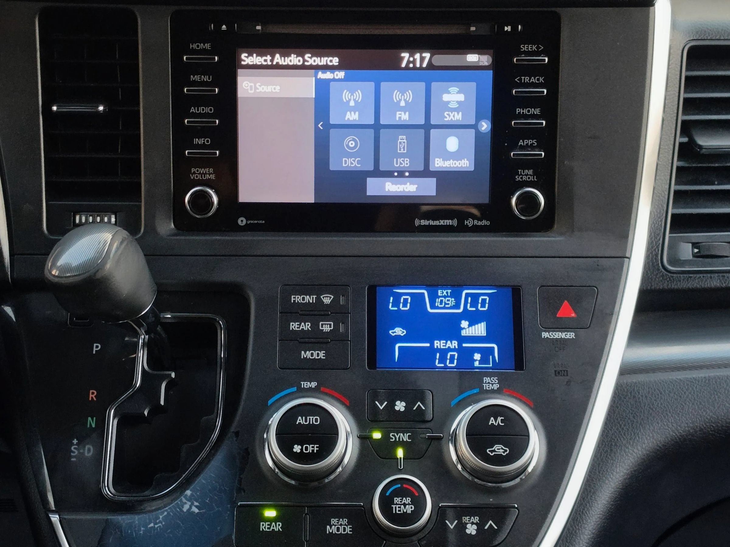 Used 2018 Toyota Sienna SE FWD image 11