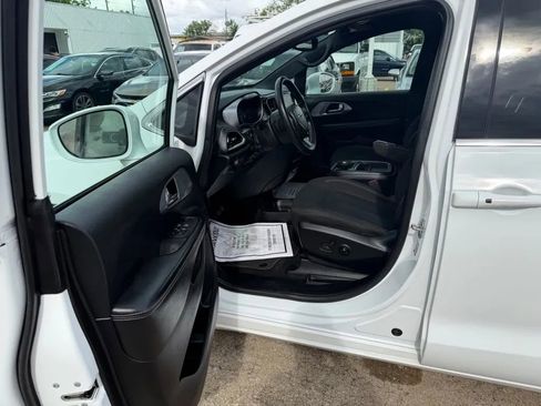 Used 2022 Chrysler Pacifica Touring FWD image 5