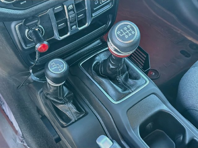 Used 2025 Jeep Wrangler Unlimited Sport AWD/4WD image 17