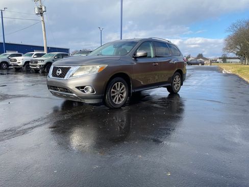 Used 2016 Nissan Pathfinder SV image 3