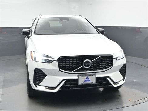 Used 2022 Volvo XC60 B6 R-Design w/ Advanced Package image 2