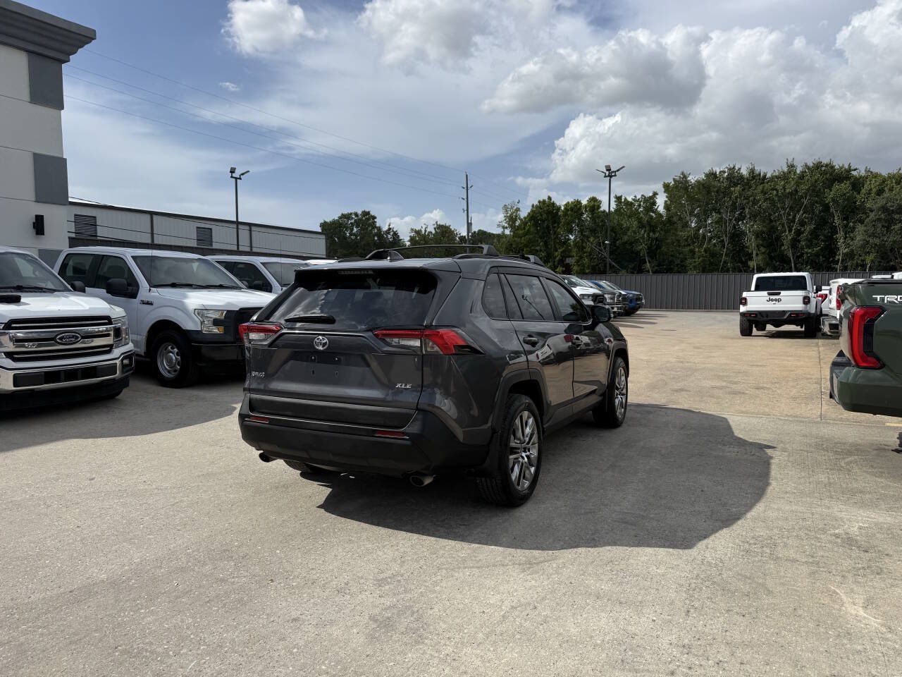 Used 2021 Toyota RAV4 XLE Premium FWD image 5