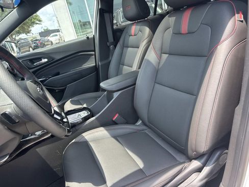 Used 2025 Chevrolet Trax RS w/ Sunroof Package FWD image 16