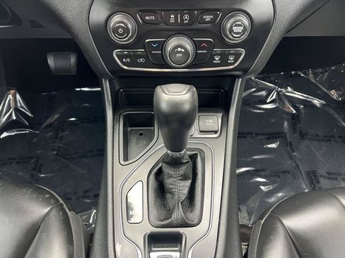 Used 2019 Jeep Cherokee Latitude Plus FWD image 16