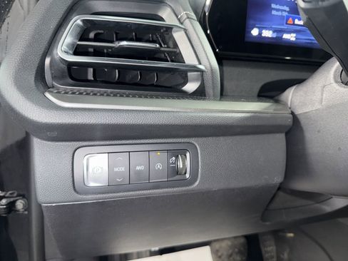 Used 2025 Chevrolet Traverse LT AWD/4WD image 32