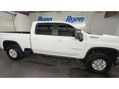 Used 2024 Chevrolet Silverado 2500 LT AWD/4WD image 2