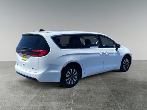 Used 2024 Chrysler Pacifica Limited FWD image 5