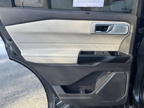 Used 2020 Ford Explorer Platinum w/ Premium Technology Package image 15