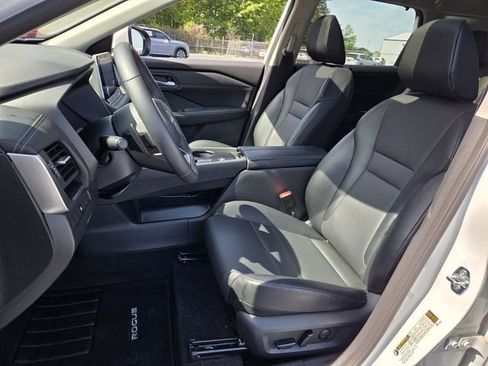 Certified 2024 Nissan Rogue SV w/ SV Premium Package FWD image 9