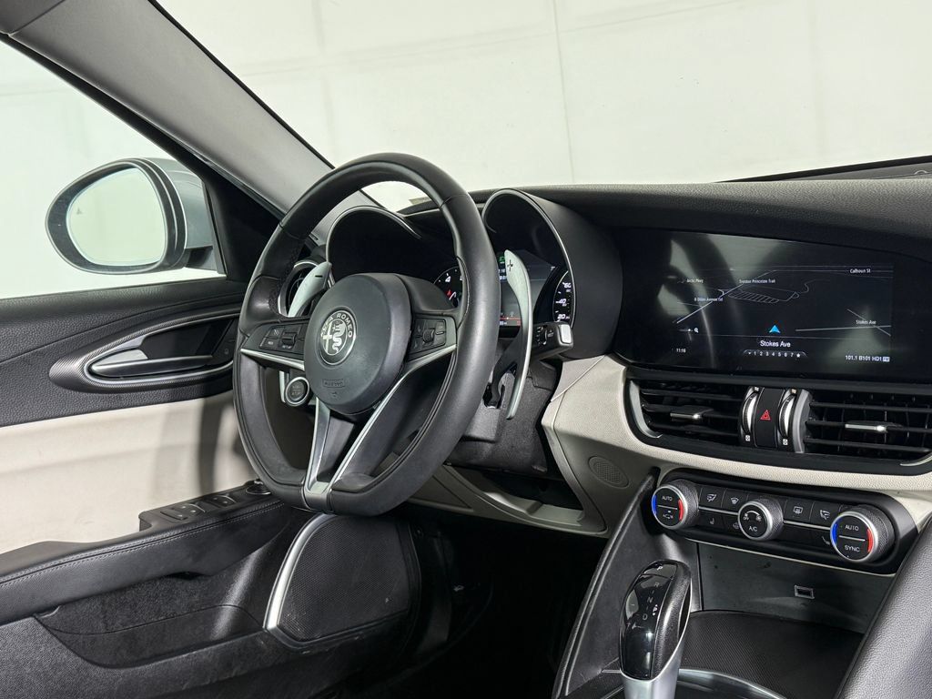 Used 2018 Alfa Romeo Giulia AWD image 33