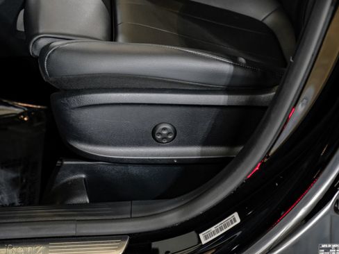 Used 2023 Mercedes-Benz GLB 250 4MATIC w/ Premium Package image 38