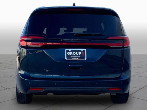 Used 2025 Chrysler Pacifica Limited FWD image 5