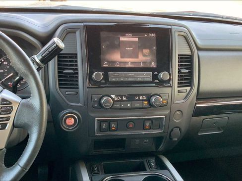 Used 2024 Nissan Titan SV w/ SV Convenience Package image 7