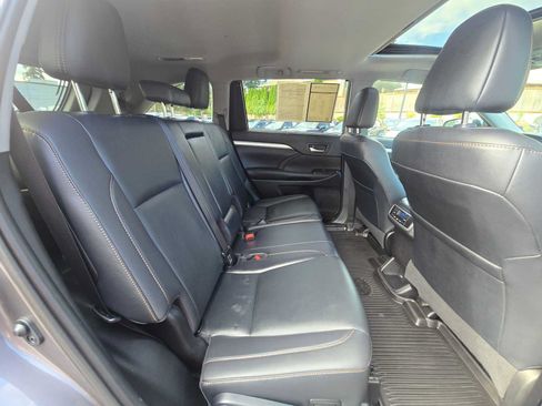 Used 2019 Toyota Highlander XLE AWD/4WD image 11