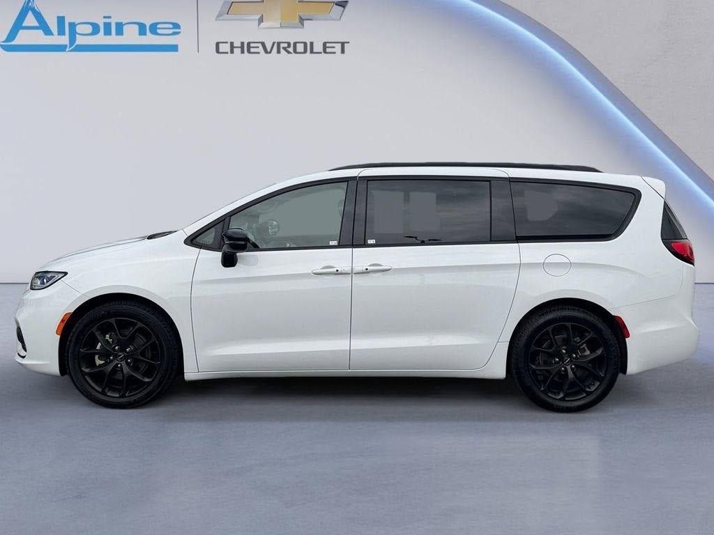 Used 2025 Chrysler Pacifica Limited FWD image 2