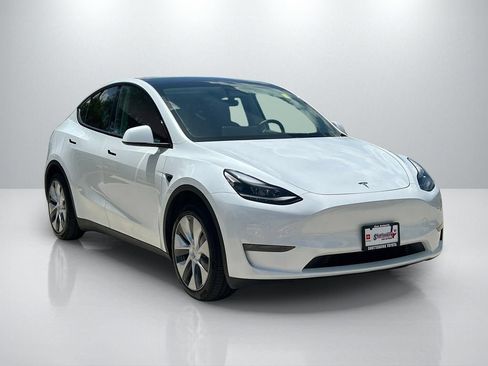 Used 2024 Tesla Model Y Long Range AWD/4WD image 3