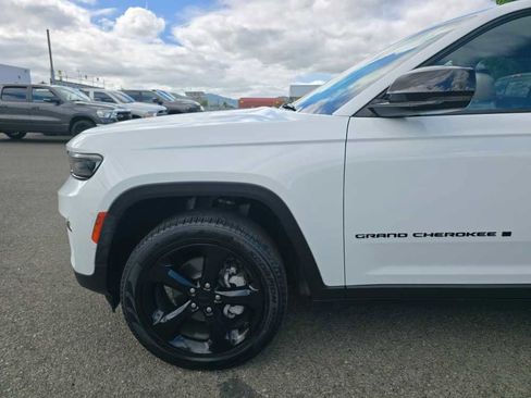 Used 2023 Jeep Grand Cherokee Limited w/ Black Appearance Package AWD/4WD image 18