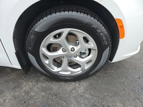 Used 2024 Chrysler Pacifica Limited w/ Uconnect Theater Family Group image 10