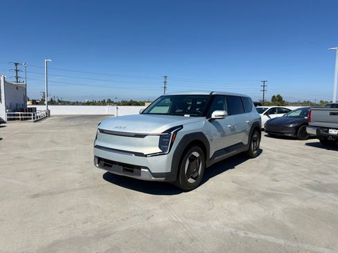Used 2024 Kia EV9 Light RWD image 1