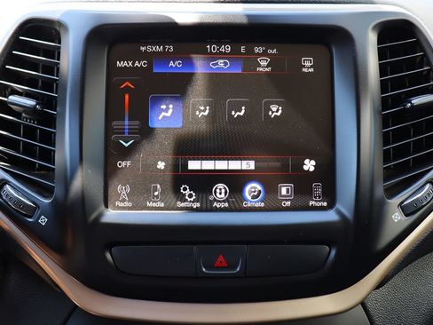 Used 2017 Jeep Cherokee Latitude FWD image 47