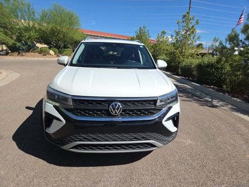 Used 2022 Volkswagen Taos SE FWD image 2