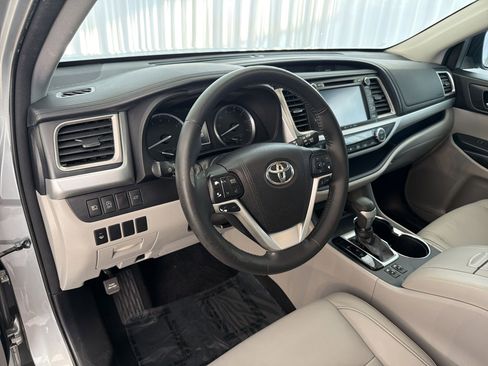 Used 2017 Toyota Highlander XLE image 4